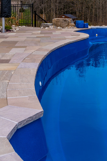 Coping around a pool